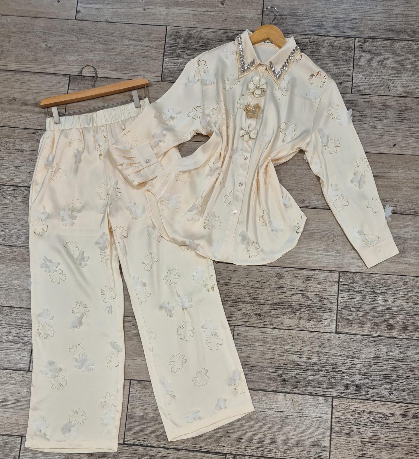 Conjunto con detalles de flores